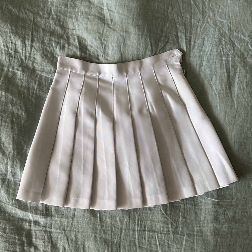 White pleated mini tennis skirt x American apparel 

XS